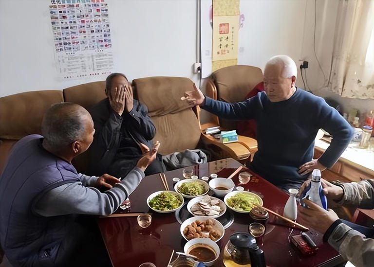 医生严肃提醒：停止食用这5种食物，比肥肉还伤血管，请转告家人