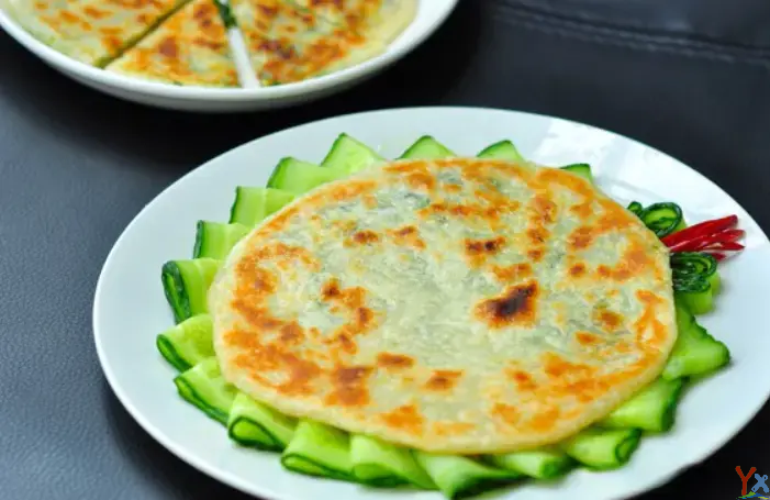 鸡蛋饼简单又好吃的做法，手不沾面，一搅一煎就上桌，太香了
