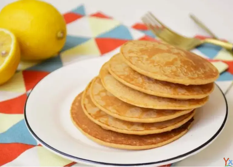 鸡蛋饼简单又好吃的做法，手不沾面，一搅一煎就上桌，太香了