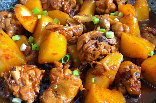 5分钟学会土豆焖鸡，老少皆宜味胜烧鸡，新手必学！