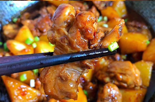 5分钟学会土豆焖鸡，老少皆宜味胜烧鸡，新手必学！ 