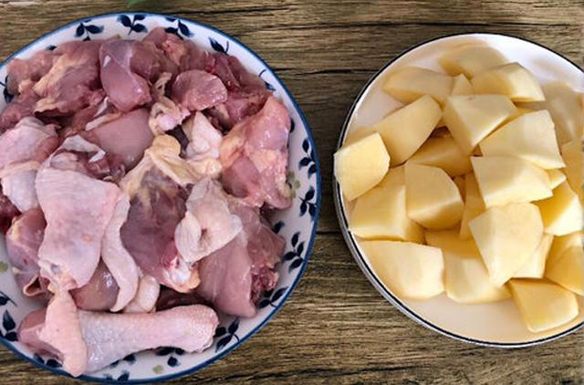 5分钟学会土豆焖鸡，老少皆宜味胜烧鸡，新手必学！