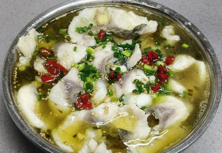 酸菜鱼的做法，滑嫩入味，汤汁都好喝