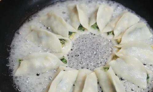 锅贴煎得不好吃？大厨教1招冰花水，个个金黄酥脆