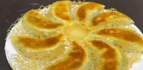 锅贴煎得不好吃？大厨教1招冰花水，个个金黄酥脆