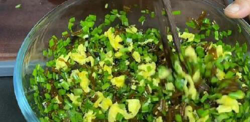 锅贴煎得不好吃？大厨教1招冰花水，个个金黄酥脆