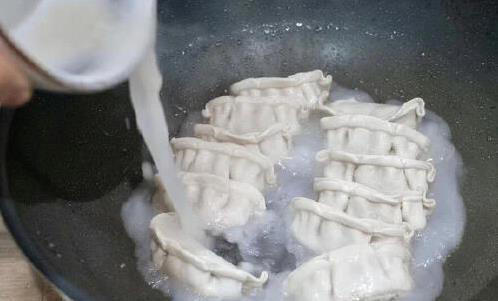 锅贴煎得不好吃？大厨教1招冰花水，个个金黄酥脆