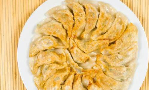 锅贴煎得不好吃？大厨教1招冰花水，个个金黄酥脆