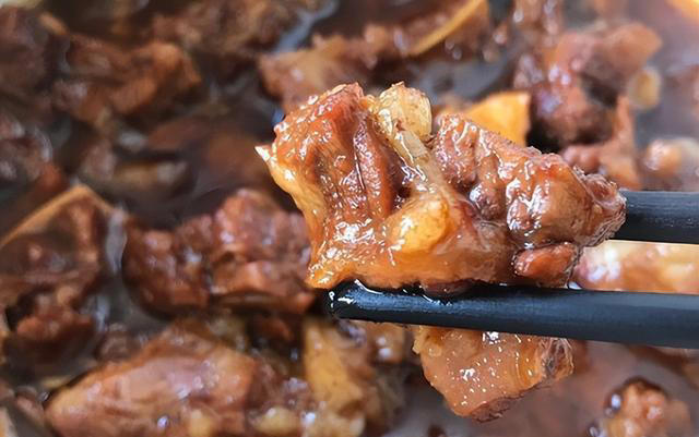 牛肉为啥一炖就柴，放入这4种香料，牛肉软烂入味不塞牙，没腥味