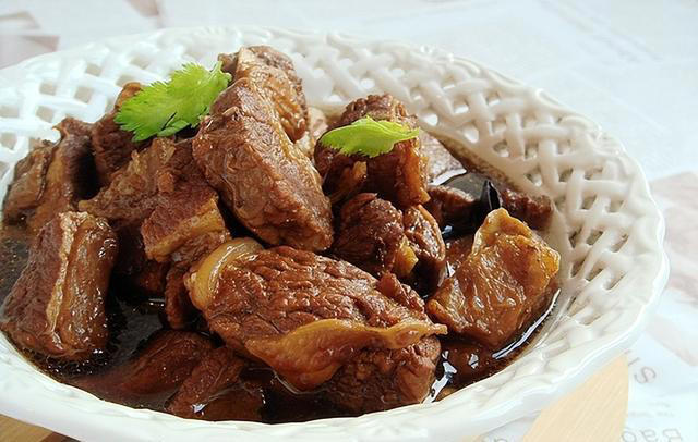 牛肉为啥一炖就柴,放入这4种香料,牛肉软烂入味不塞牙,没腥味