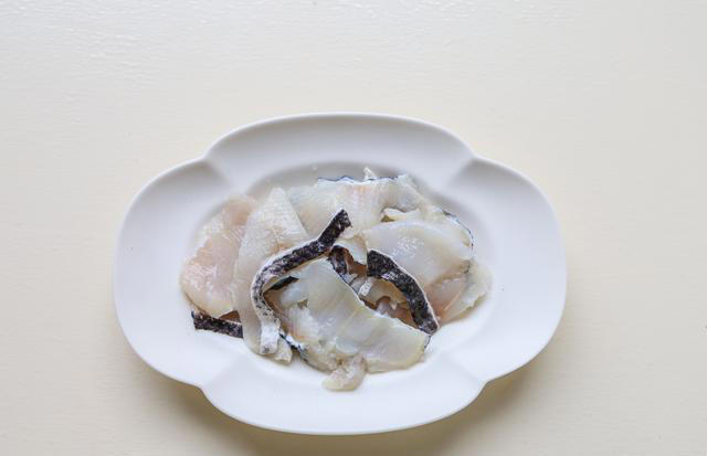 教你葱油鱼片的家常做法，步骤详细，滑嫩入味下酒又下饭