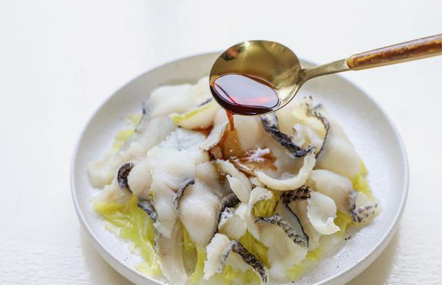 教你葱油鱼片的家常做法，步骤详细，滑嫩入味下酒又下饭