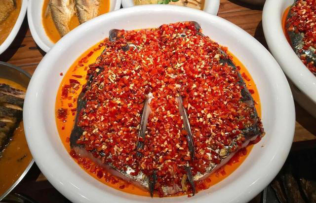 剁椒鱼头的做法不复杂，掌握好几个关键步骤，轻松做出风味美食