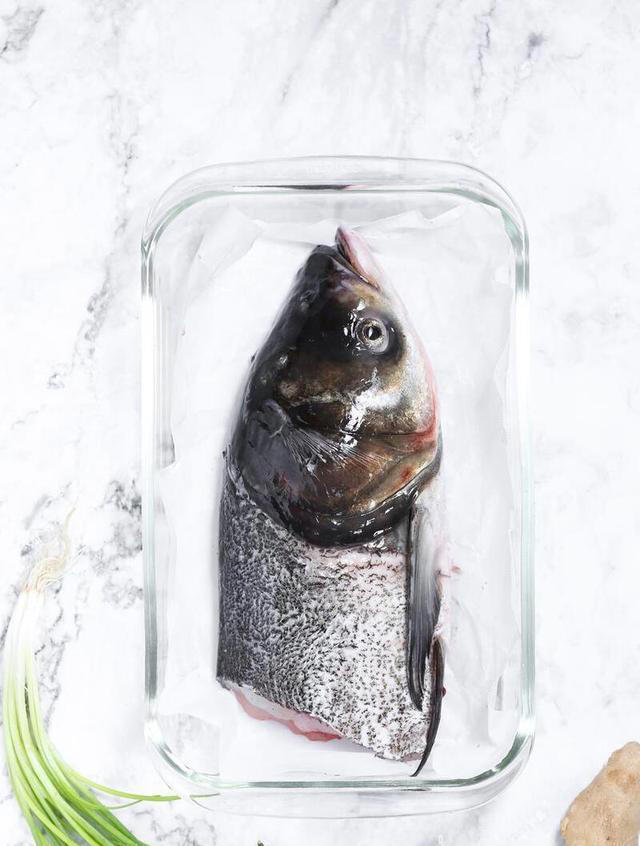 剁椒鱼头的做法不复杂，掌握好几个关键步骤，轻松做出风味美食