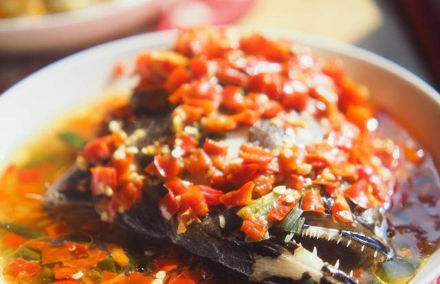 剁椒鱼头的做法不复杂，掌握好几个关键步骤，轻松做出风味美食