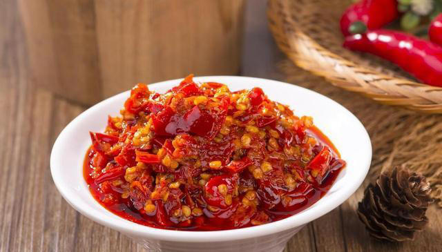 剁椒鱼头的做法不复杂，掌握好几个关键步骤，轻松做出风味美食