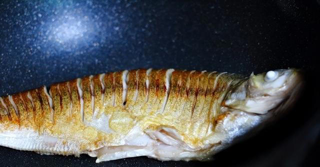 香煎鱼的简单制作方法，家庭餐桌上的美味之选！