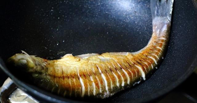香煎鱼的简单制作方法，家庭餐桌上的美味之选！