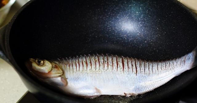 香煎鱼的简单制作方法，家庭餐桌上的美味之选！