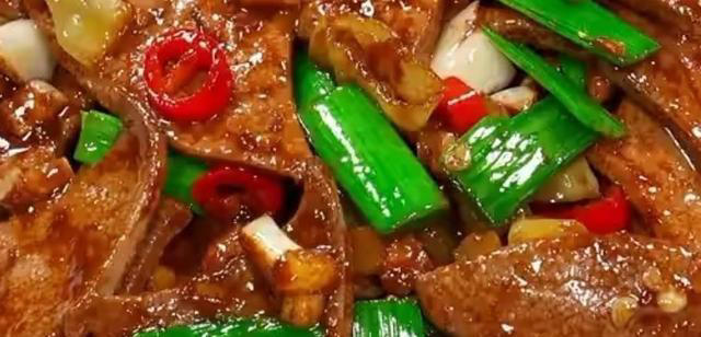 家常菜推荐～爆炒猪肝，土豆焖鸡腿，娃娃菜炒腊肠，白菜焖豆腐！