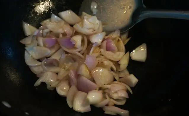 洋葱炒牛肉全攻略：不焯水有妙招，顺序错肉老，嫩滑秘诀在这