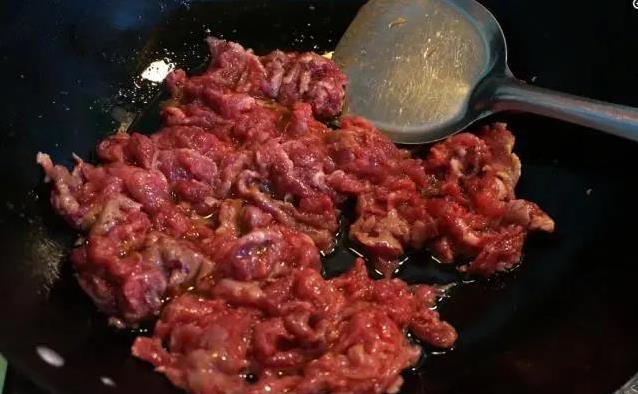 洋葱炒牛肉全攻略：不焯水有妙招，顺序错肉老，嫩滑秘诀在这