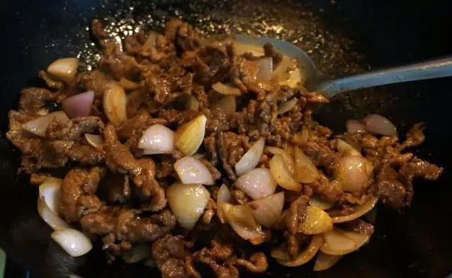 洋葱炒牛肉全攻略：不焯水有妙招，顺序错肉老，嫩滑秘诀在这