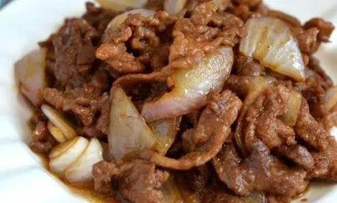 洋葱炒牛肉全攻略：不焯水有妙招，顺序错肉老，嫩滑秘诀在这