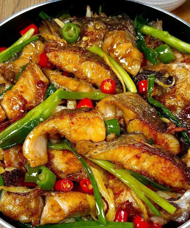 生炒鲈鱼：鲜嫩滑爽，口感绝佳，回味无穷