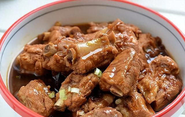 炖排骨时，调料不能放太多，放入这4种就足够，肉香味正软烂脱骨