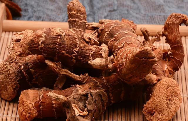 炖排骨时，调料不能放太多，放入这4种就足够，肉香味正软烂脱骨