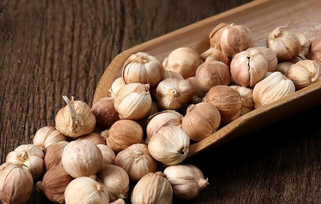 炖排骨时，调料不能放太多，放入这4种就足够，肉香味正软烂脱骨