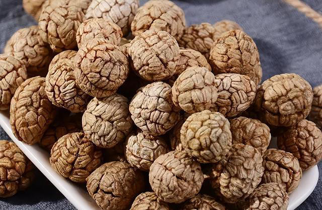 炖排骨时，调料不能放太多，放入这4种就足够，肉香味正软烂脱骨