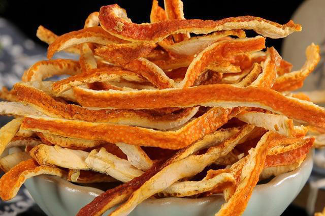 炖排骨时，调料不能放太多，放入这4种就足够，肉香味正软烂脱骨