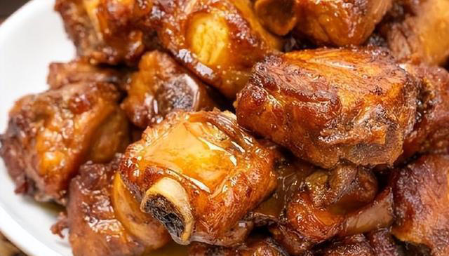 炖排骨时，调料不能放太多，放入这4种就足够，肉香味正软烂脱骨