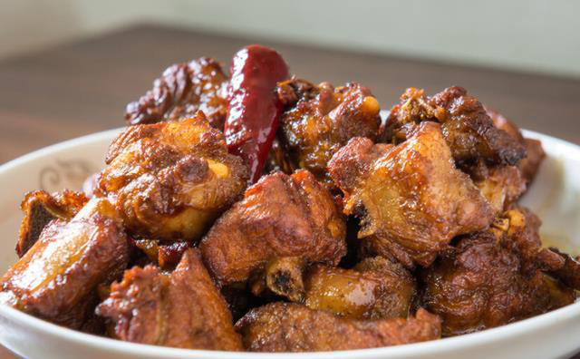 炖排骨时，调料不能放太多，放入这4种就足够，肉香味正软烂脱骨