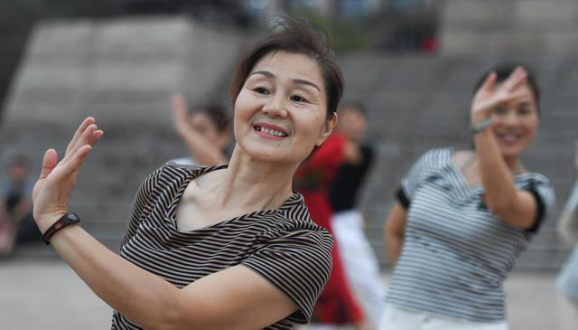 早晨八点吃早餐错了？医生提醒：过了65岁，吃早餐尽量做到这几点