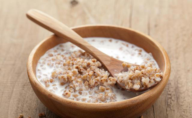 早晨八点吃早餐错了？医生提醒：过了65岁，吃早餐尽量做到这几点