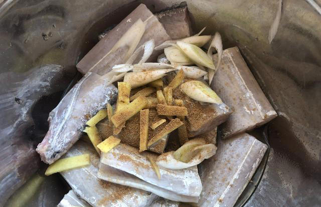 油炸带鱼，用干面粉好还是挂糊好，都不对！教你这样做，香酥可口