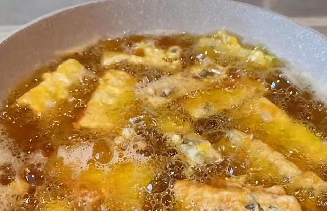 油炸带鱼，用干面粉好还是挂糊好，都不对！教你这样做，香酥可口