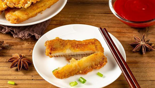 油炸带鱼，用干面粉好还是挂糊好，都不对！教你这样做，香酥可口