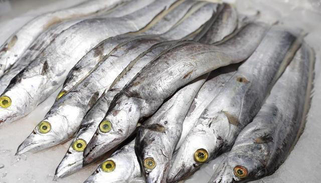 油炸带鱼，用干面粉好还是挂糊好，都不对！教你这样做，香酥可口