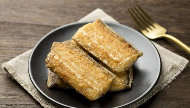 油炸带鱼，用干面粉好还是挂糊好，都不对！教你这样做，香酥可口