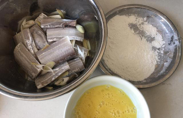 油炸带鱼，用干面粉好还是挂糊好，都不对！教你这样做，香酥可口