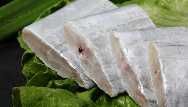 油炸带鱼，用干面粉好还是挂糊好，都不对！教你这样做，香酥可口