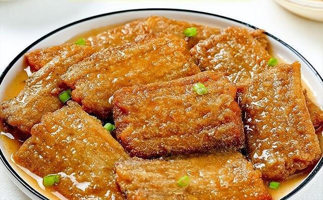 油炸带鱼，用干面粉好还是挂糊好，都不对！教你这样做，香酥可口