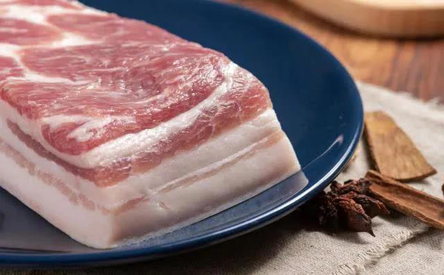 一块五花肉秒变硬菜，简单几步皮脆肉香，你敢试吗？