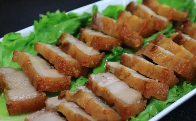 一块五花肉秒变硬菜，简单几步皮脆肉香，你敢试吗？