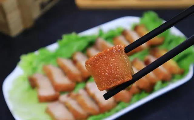 一块五花肉秒变硬菜，简单几步皮脆肉香，你敢试吗？