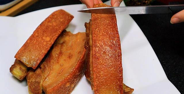 一块五花肉秒变硬菜，简单几步皮脆肉香，你敢试吗？